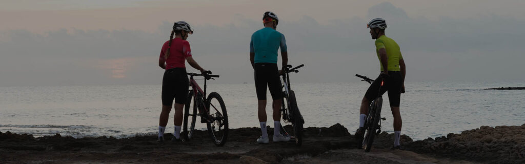 Ciclista con maillot y culote PLAY junto al mar