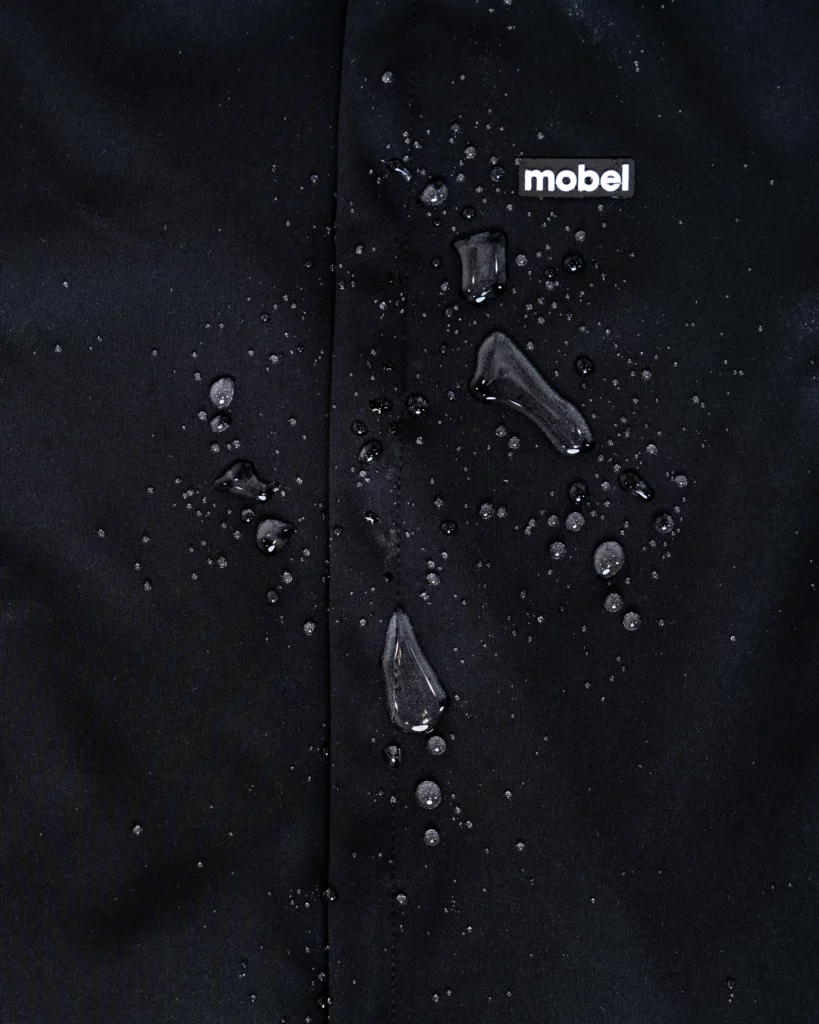 Gotas de agua sobre la membrana cortaviento de un maillot de ciclismo CIMA